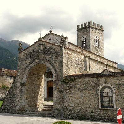 1200px-Camaiore-badia_san_pietro-complesso_esterno5