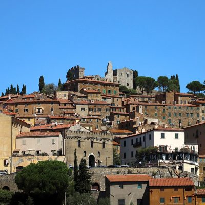 1200px-Campiglia_marittima,_veduta_dalla_pieve_di_san_giovanni_03