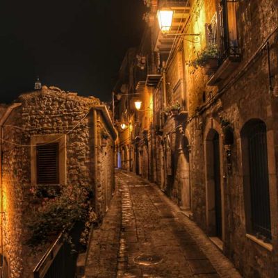 Gangi-via-di-notte
