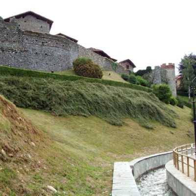 Mura-del-Ricetto-e-passeggiata-sottostante-Candelo-1024x683