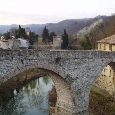 Ponte-Romanico-a-tre-arcate-sul-fiume-Metauro-638x425