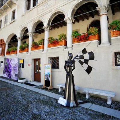 cortile del centro storico durante la mostra dellartigianato che questanno ha come tema il gioco