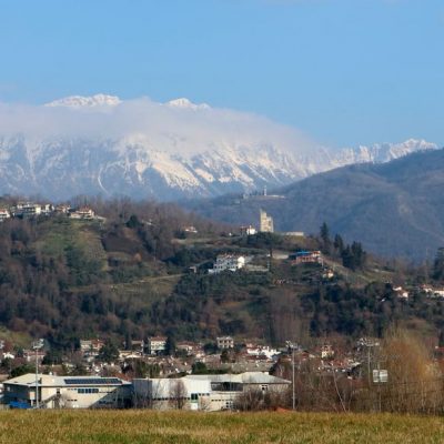 le_alpi_giulie_fanno_da_cornice_al_paesaggio_di_tarcento_in_friuli_venezia_giulia