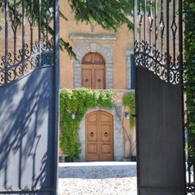 villa-gate-entrance